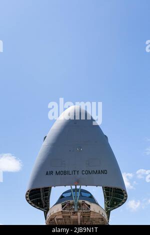 Der Nasenkonus einer Lockheed Martin C-5M Super Galaxy mit dem 312. Airlift Squadron der United States Air Force Reserve hob sich über das Cockpit des Yokota Airbase, Fussa. (Foto von Damon Coulter / SOPA Images/Sipa USA) Stockfoto