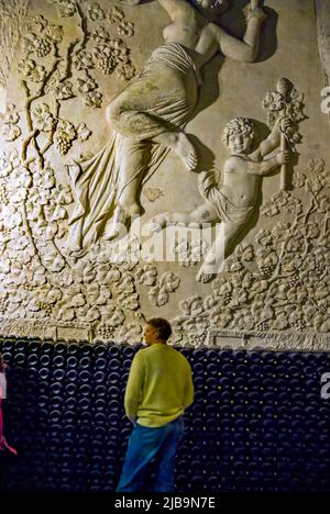 Reims, Frankreich, Champagne Company, Veuve Clicquot Ponsardin Champagne, Touristen, die den Tourismus der Champagne-Höhle besuchen, mit der Bas Relief-Skulptur an der Mauer, Vallée de la Marne Stockfoto