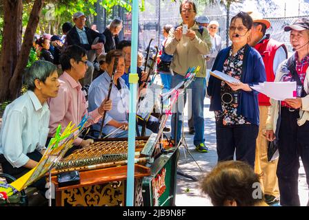 New York City, New York, USA, große Menschenmenge Chinesen, Straßenmusiker, die traditionelle Instrumente im Local Park spielen, Chinatown, Migranten in den USA, Seniorenversammlungen Stockfoto