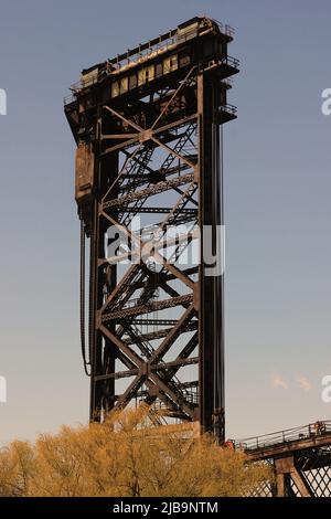 Eine sehr hohe Stahltrasskonstruktion, die im Industrieviertel steht. Stockfoto