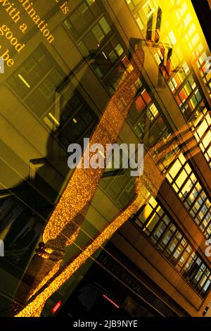 Schaufenster von Fortnum & Mason, einem vornehmen Kaufhaus in Piccadilly, London Stockfoto