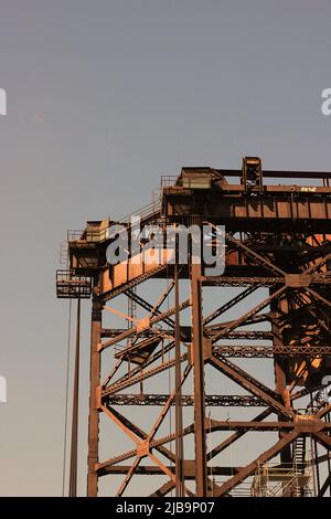 Eine sehr hohe Stahltrasskonstruktion, die im Industrieviertel steht. Stockfoto