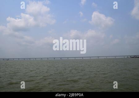 Munshiganj, Bangladesch - 06. April 2022: Padma River und Padma Multipurpose Bridge. Die Wellen des Flusses und der wolkige Himmel. Stockfoto