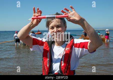 Troon, Großbritannien. 04.. Juni 2022. 04. Juni 2022. Troon, Großbritannien. Der Troon Coastal Rowing Club (TCRC) veranstaltete seine jährliche Regatta auf dem Firth of Clyde, der vom Südstrand Troon, Ayrshire, Großbritannien, aus segelte. Die kleinen Boote sind traditionell, handgefertigt, aus Holz, 4 Crew, Angeln Skiffs, Basierend auf einem 300 Jahre alten Design. Das Rennen erfordert, dass die Teilnehmer eine festgelegte Strecke von nicht weniger als 2 Kilometern zurücklegen, vom Ufer aus und bei der Rückkehr muss ein Teammitglied einen Stock Troon Rock (Süßwaren}) nehmen und mit ihm bis zur Ziellinie laufen. Die Veranstaltung zog Teilnehmer aus verschiedenen Ruderclubs an der Küste Schottlands an Stockfoto