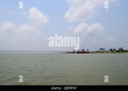 Munshiganj, Bangladesch - 06. April 2022: Padma River und Padma Multipurpose Bridge. Die Wellen des Flusses und der wolkige Himmel. Padma Brücke für Wirtschaft Stockfoto