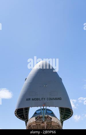 Tokio, Japan. 22.. Mai 2022. Der Nasenkonus einer Lockheed Martin C-5M Super Galaxy mit dem 312. Airlift Squadron der United States Air Force Reserve hob sich über das Cockpit des Yokota Airbase, Fussa. (Bild: © Damon Coulter/SOPA-Bilder über ZUMA Press Wire) Stockfoto