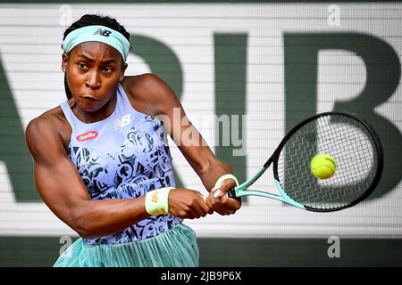 Paris, Frankreich, Frankreich. 4.. Juni 2022. Coco GAUFF der Vereinigten Staaten während des 14. Tages von Roland-Garros 2022, French Open 2022, Grand Slam Tennisturnier im Roland-Garros-Stadion am 04. Juni 2022 in Paris, Frankreich. (Bild: © Matthieu Mirville/ZUMA Press Wire) Stockfoto
