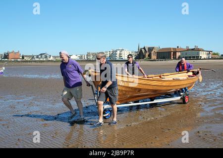 Troon, Großbritannien. 04.. Juni 2022. 04. Juni 2022. Troon, Großbritannien. Der Troon Coastal Rowing Club (TCRC) veranstaltete seine jährliche Regatta auf dem Firth of Clyde, der vom Südstrand Troon, Ayrshire, Großbritannien, aus segelte. Die kleinen Boote sind traditionell, handgefertigt, aus Holz, 4 Crew, Angeln Skiffs, Basierend auf einem 300 Jahre alten Design. Das Rennen erfordert, dass die Teilnehmer eine festgelegte Strecke von nicht weniger als 2 Kilometern zurücklegen, vom Ufer aus und bei der Rückkehr muss ein Teammitglied einen Stock Troon Rock (Süßwaren}) nehmen und mit ihm bis zur Ziellinie laufen. Die Veranstaltung zog Teilnehmer aus verschiedenen Ruderclubs an der Küste Schottlands an Stockfoto