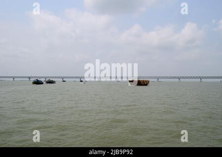 Padma River Landschaft und Padma Mehrzweckbrücke. Holzboot im Fluss. Stockfoto