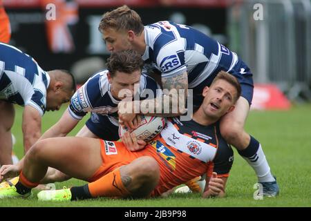 Castleford, Großbritannien. 04.. Juni 2022. The Mend-A-Hose Jungle, Castleford, West Yorkshire, 4.. Juni 2022. Betfred Super League Castleford Tigers gegen die Wigan Warriors Greg Eden von Castleford Tigers, die von Jai Field und Sam Powell von Wigan Warriors angegangen wurden. Kredit: Touchlinepics/Alamy Live Nachrichten Stockfoto