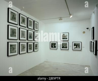 EXPOSICION DE FOTOGRAFIAS EN LA BIENAL DE ARTE CONTEMPORANEO DE SEVILLA - 2004. Autor: VIRXILIO VIEITEZ. ORT: CENTRO ANDALUZ ARTE CONTEMPORANEO-BIACS 2004. Sevilla. Sevilla. SPANIEN. Stockfoto