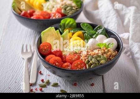 Farbenfroher Salat in der FIT-Version mit Buchweizengrütze. Nahrhafte Schüssel für gesunde Menschen. Stockfoto