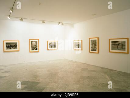 EXPOSICION DE FOTOGRAFIAS EN LA BIENAL DE ARTE CONTEMPORANEO DE SEVILLA - 2004. AUTORIN: CRISTINA GARCIA RODERO. ORT: CENTRO ANDALUZ ARTE CONTEMPORANEO-BIACS 2004. Sevilla. Sevilla. SPANIEN. Stockfoto