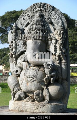 Riesige Ganesha-Statue aus Stein am westlichen Eingang des Hoysaleswara-Tempels, Halebidu-Tempel, Halebidu, Hassan-Distrikt des Karnataka-Staates, Indien. Der Tempel Stockfoto