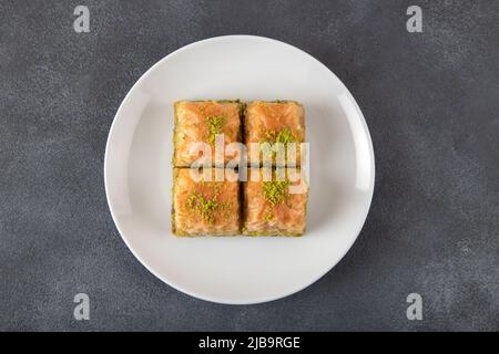 Pistazien-Baklava auf einem weißen Teller.traditionelle leckere türkische Baklava Stockfoto