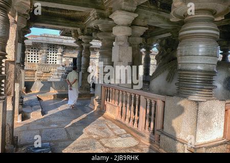 20. Dezember 2021, größte monolithische Nandi-Statue im Hoysaleswara-Tempel, herrlicher Nandi (Lord Shivas Stier) Mandap, Belur und Halebidu. Gestartet 11 Stockfoto