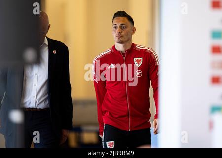 Hensol, Großbritannien. 04.. Juni 2022. Connor Roberts aus Wales steht den Medien gegenüber. Pressekonferenz von Wales MD1 im Cardiff City Stadium am 4.. Juni 2022 vor dem FIFA World Cup Play-Off-Finale 2022 gegen die Ukraine. Quelle: Lewis Mitchell/Alamy Live News Stockfoto