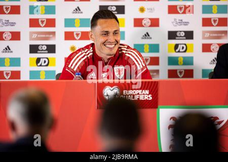 Hensol, Großbritannien. 04.. Juni 2022. Connor Roberts aus Wales steht den Medien gegenüber. Pressekonferenz von Wales MD1 im Cardiff City Stadium am 4.. Juni 2022 vor dem FIFA World Cup Play-Off-Finale 2022 gegen die Ukraine. Quelle: Lewis Mitchell/Alamy Live News Stockfoto