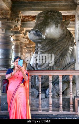 20. Dezember 2021, größte monolithische Nandi-Statue im Hoysaleswara-Tempel, herrlicher Nandi (Lord Shivas Stier) Mandap, Belur und Halebidu. Gestartet 11 Stockfoto