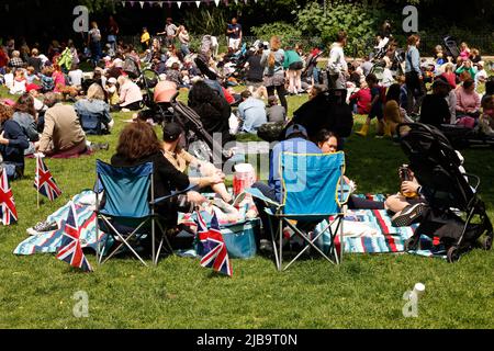 Royal Pavilion, Brighton, East Sussex, Großbritannien. Feiern Sie das Platin-Jubiläum der Queens mit dem Brighton Fringe Festival in den Royal Pavilion Gardens in Brighton. 4.. Juni 2022. David Smith/Alamy News Stockfoto