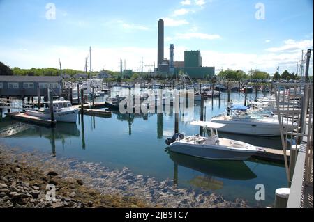 Sandwich Marina - Sandwich, Massachusetts, Cape Cod, USA. Kanalkraftwerk im Hintergrund Stockfoto