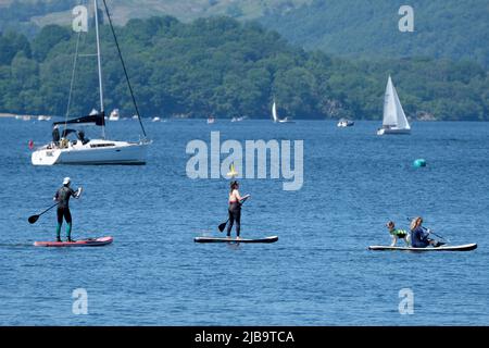 Bowness über Windermere, Großbritannien. 4.. Juni 2022. Große Menschenmengen genießen den Jubilee Bank Holiday Samstag bei warmen Temperaturen im Bowness on Windermere im Lake District Cumbria Credit: MARTIN DALTON/Alamy Live News Stockfoto