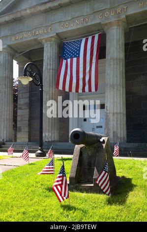 Eine Kanone, die für den Memorial Day vor dem Obersten Gerichtshof von Barnstable County in Barnstable, Massachusetts, am Cape Cod, USA, dekoriert wurde Stockfoto