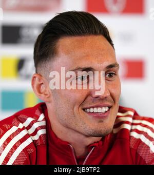 Connor Roberts von Wales während einer Pressekonferenz im Cardiff City Stadium, Cardiff. Bilddatum: Samstag, 4. Juni 2022. Stockfoto