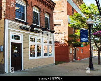 Liverpool, New York, USA. 4. Juni 2022. Der Sugar Blossom Cake Shop und Geschäfte im kleinen, malerischen Dorf Liverpool, New York Stockfoto