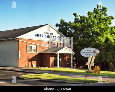 Liverpool, New York, USA. 4. Juni 2022. Außen- und Vordereingang der Post 188 der American Legion im kleinen Dorf Liverpool, New York Stockfoto