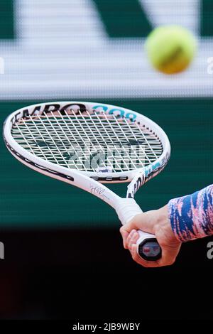 Paris, Frankreich. 4.. Juni 2022. IGA Swiatek aus Polen reagiert beim Finale der Frauen im Einzel gegen Coco Gauff aus den Vereinigten Staaten beim French Open Tennisturnier in Roland Garros in Paris, Frankreich, am 4. Juni 2022. Quelle: Meng Dingbo/Xinhua/Alamy Live News Stockfoto