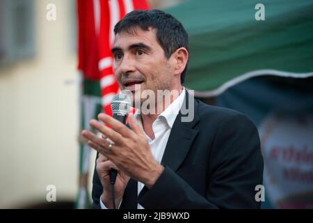 03/06/2022- Italien, Lombardei, Crema, Nicola Fratoianni Sekretär der Partei Sinistra Italiana, zur Unterstützung des Bürgermeisterkandidaten Stockfoto