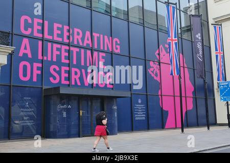 London, Großbritannien, 3.. Juni 2022. Coutts, auch bekannt als The Queen's Bank, hat eine Ausstellung zum Platin-Jubiläum in seiner Filiale in The Strand. Kredit: Elfte Stunde Fotografie/Alamy Live Nachrichten Stockfoto