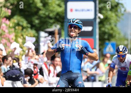 Monfalcone, Italien. 04.. Juni 2022. Christian Scaroni TEAM ITALIEN der Sieger der ersten Etappe beim Adriatica Ionica Race -Tappa 1 Tarvisio/Monfalcone, Street Cycling in Monfalcone, Italien, Juni 04 2022 Credit: Independent Photo Agency/Alamy Live News Stockfoto