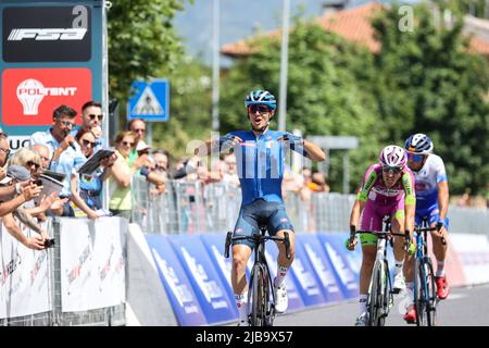 Monfalcone, Italien. 04.. Juni 2022. Christian Scaroni TEAM ITALIEN der Sieger der ersten Etappe beim Adriatica Ionica Race -Tappa 1 Tarvisio/Monfalcone, Street Cycling in Monfalcone, Italien, Juni 04 2022 Credit: Independent Photo Agency/Alamy Live News Stockfoto