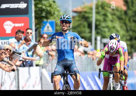 Monfalcone, Italien. 04.. Juni 2022. Christian Scaroni TEAM ITALIEN der Sieger der ersten Etappe beim Adriatica Ionica Race -Tappa 1 Tarvisio/Monfalcone, Street Cycling in Monfalcone, Italien, Juni 04 2022 Credit: Independent Photo Agency/Alamy Live News Stockfoto