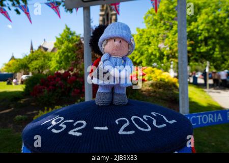 Ballater, Schottland, Großbritannien. 4. Juni 2022. Das Platin-Jubiläum der Königin wird im Dorf Ballater in der Nähe von Balmoral auf der Royal Deeside in Aberdeenshire gefeiert. PIC; eine „Box Topper“ gehäkelte Königin, die einen königlichen Haftbefehl auf eine Postsäule im Dorf ausgibt. Iain Masterton/Alamy Live News Stockfoto