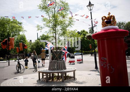 Eine gehäkelte Strickkrone sitzt am 4.. Juni 2022 in London, England, auf einer Royal Mail-Briefbox im Dorf Dulwich während des Feiertagswochenendes zur Feier des Platin-Jubiläums der Königin. Königin Elizabeth II. Steht seit 70 Jahren auf dem britischen Thron, der dienstältesten Monarchin der englischen Geschichte, und während des Jubiläumswochenendes organisiert die Öffentlichkeit Straßenfeste und Gemeindeveranstaltungen. Stockfoto