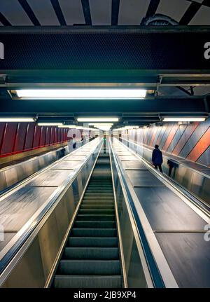 Bewegliche Treppe an der künstlerisch gestalteten Station 'Kungsträdgarden' der U-Bahn (Tunnelbana) in Stockholm, Schweden Stockfoto