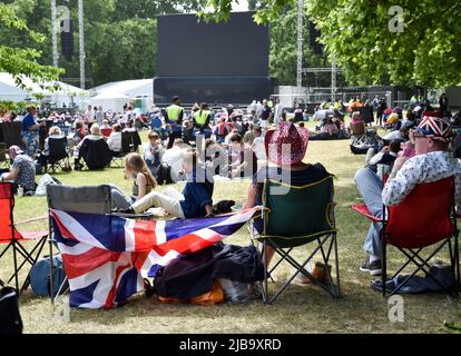 The Mall, London, Großbritannien. 4.. Juni 2022. Die Leute füllen die Mall vor dem heutigen Konzert der Platinum Party im Palast im Rahmen des Platinum Jubilee der Königin. Kredit: Matthew Chattle/Alamy Live Nachrichten Stockfoto