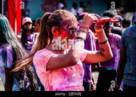 Penang, Malaysia. 04.. Juni 2022. Ein Festivalteilnehmer, der beim Penang Color Festival 4,0 mit farbenfrohen Pulvertanzen und Live-Musik zugegen war. Das Ereignis ereignete sich, als Malaysia kürzlich seine Einreisebestimmungen lockert und es internationalen Touristen leichter macht, das Land zu besuchen. Kredit: SOPA Images Limited/Alamy Live Nachrichten Stockfoto