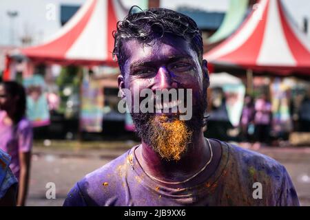 Penang, Malaysia. 04.. Juni 2022. Ein Festbesucher, der mit buntem Pulver bedeckt ist, wird beim Penang Color Festival 4,0 gefeiert. Das Ereignis ereignete sich, als Malaysia kürzlich seine Einreisebestimmungen lockert und es internationalen Touristen leichter macht, das Land zu besuchen. Kredit: SOPA Images Limited/Alamy Live Nachrichten Stockfoto