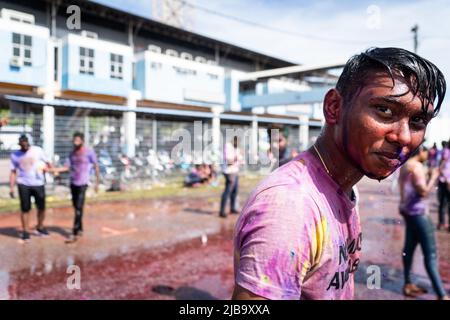 Penang, Malaysia. 04.. Juni 2022. Ein Festbesucher, der mit buntem Pulver bedeckt ist, wird beim Penang Color Festival 4,0 gefeiert. Das Ereignis ereignete sich, als Malaysia kürzlich seine Einreisebestimmungen lockert und es internationalen Touristen leichter macht, das Land zu besuchen. Kredit: SOPA Images Limited/Alamy Live Nachrichten Stockfoto