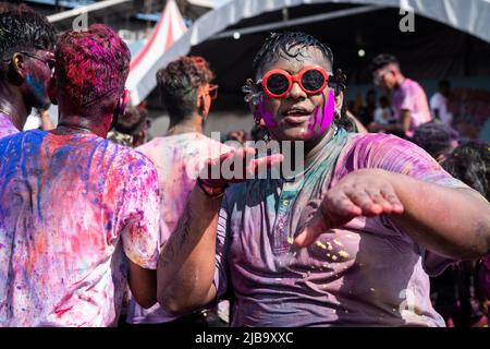 Penang, Malaysia. 04.. Juni 2022. Ein Festivalteilnehmer, der beim Penang Color Festival 4,0 mit farbenfrohen Pulvertanzen und Live-Musik zugegen war. Das Ereignis ereignete sich, als Malaysia kürzlich seine Einreisebestimmungen lockert und es internationalen Touristen leichter macht, das Land zu besuchen. Kredit: SOPA Images Limited/Alamy Live Nachrichten Stockfoto