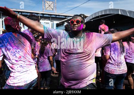 Penang, Malaysia. 04.. Juni 2022. Ein Festivalteilnehmer, der beim Penang Color Festival 4,0 mit farbenfrohen Pulvertanzen und Live-Musik zugegen war. Das Ereignis ereignete sich, als Malaysia kürzlich seine Einreisebestimmungen lockert und es internationalen Touristen leichter macht, das Land zu besuchen. Kredit: SOPA Images Limited/Alamy Live Nachrichten Stockfoto