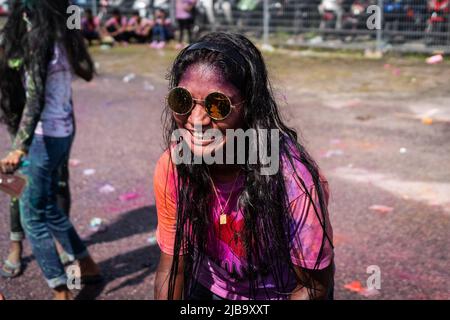 Penang, Malaysia. 04.. Juni 2022. Ein Festivalteilnehmer, der beim Penang Color Festival 4,0 mit farbenfrohen Pulvertanzen und Live-Musik zugegen war. Das Ereignis ereignete sich, als Malaysia kürzlich seine Einreisebestimmungen lockert und es internationalen Touristen leichter macht, das Land zu besuchen. Kredit: SOPA Images Limited/Alamy Live Nachrichten Stockfoto