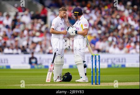 Der englische Joe Root wird von Ben Stokes (rechts) am dritten Tag der ersten LV= Insurance Test Series am Lord's Cricket Ground, London, gesehen. Bilddatum: Samstag, 4. Juni 2022. Stockfoto