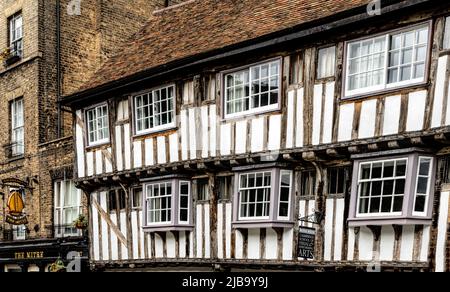 Bridge House, ein mittelalterliches Fachwerkgebäude, neben dem Mitre Pub, Bridge Street, Cambridge, Cambridgeshire, England, VEREINIGTES KÖNIGREICH. Stockfoto