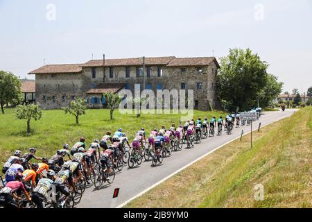 Monfalcone, Italien. 04.. Juni 2022. Die Verfolgergruppe unter den Landhäusern während des Adriatica Ionica Race -Tappa 1 Tarvisio/Monfalcone, Street Cycling in Monfalcone, Italien, Juni 04 2022 Quelle: Independent Photo Agency/Alamy Live News Stockfoto