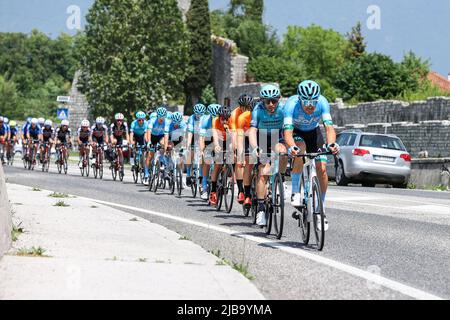 Monfalcone, Italien. 04.. Juni 2022. Die Verfolgergruppe überquert während des Adriatica Ionica Race in der Nähe von Venzone -Tappa 1 Tarvisio/Monfalcone, Street Cycling in Monfalcone, Italien, Juni 04 2022 Quelle: Independent Photo Agency/Alamy Live News Stockfoto